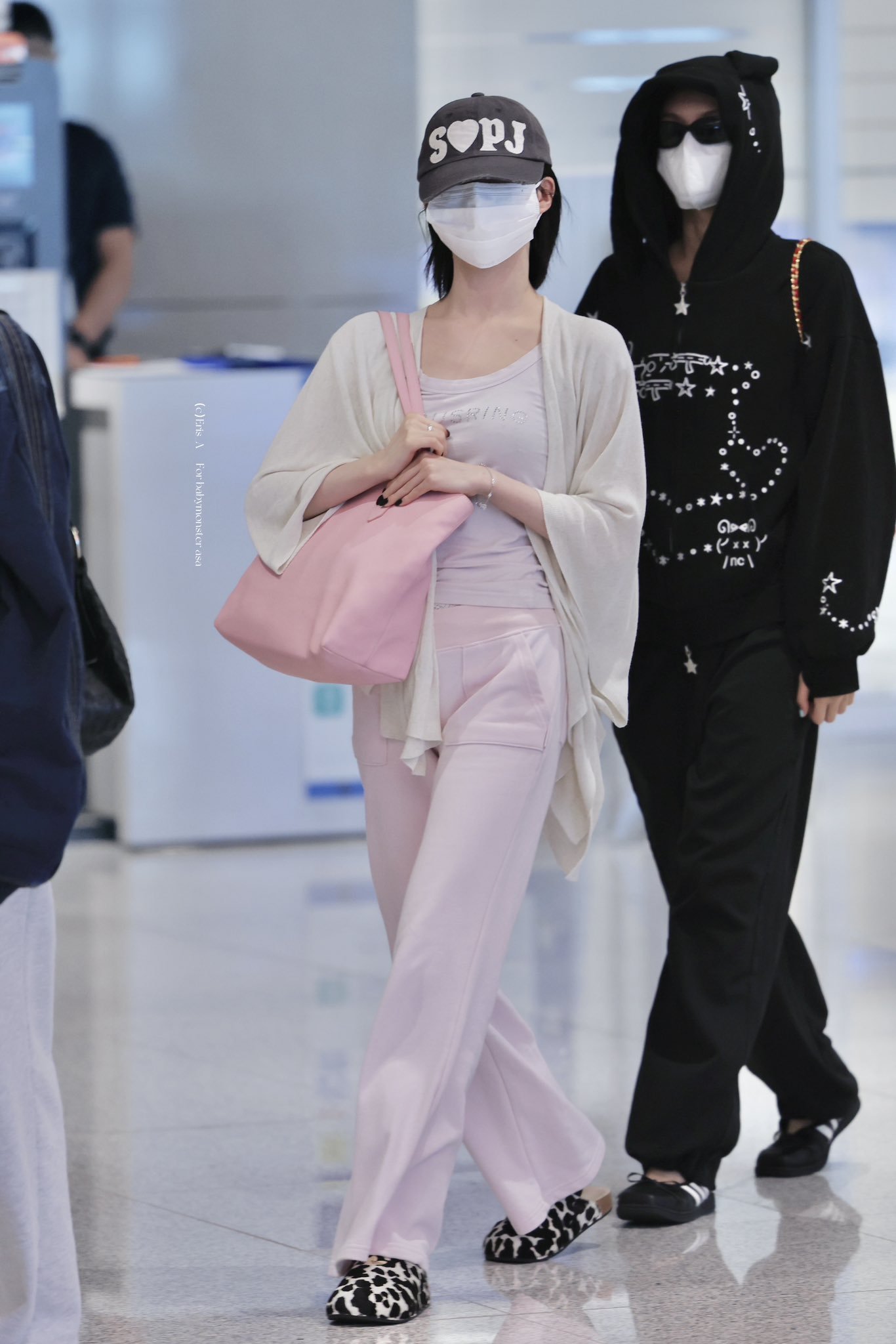 베이비몬스터 아사 착용 룩