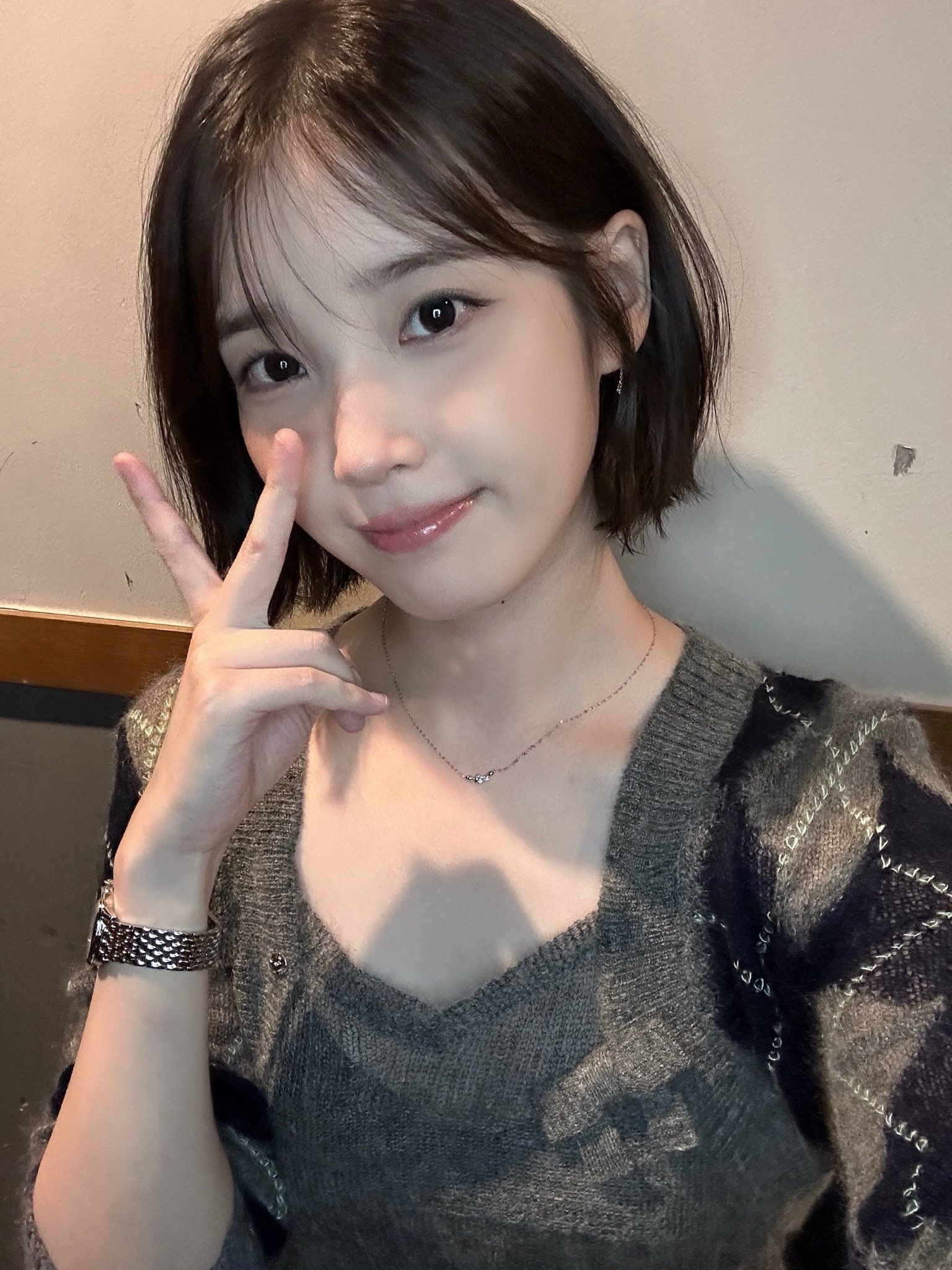 아이유 착용 룩